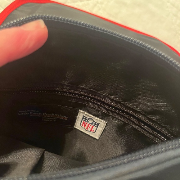 Bundle Mitchell & Ness New England Patriots Knit Pom Pom Hat & Licensed Purse - Picture 11 of 11